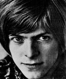 David_Bowie_(1967).png